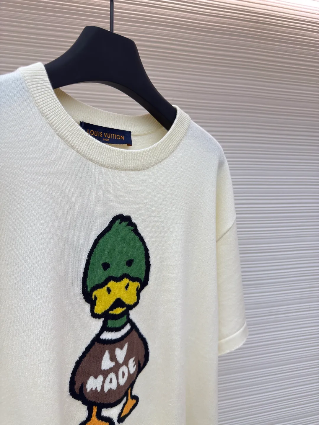 LOUIS VUITTON duck wool short sleeves ●Authentic product: purchased and developed by 7350 ●Item number: 1680163-A50 ●Fabric: fully combed wool ●Technology: woolen weaving ●Version: fitted version ●Weight: about 305 grams ●Size: XS-S-M-L ●Description: The woolen material is fully combed and 100% cotton yarn is dyed and dyed according to the original version. An experienced painter manually counts the pattern 1:1 with reference to the original version. It takes a long time and manually counts more than 10,000 pinholes. It is truly perfect 1:1. It is woven using the latest wool hanging machine. During the weaving, 13 sand spits are used to alternately weave back and forth. Single single There are more than 4,000 rows of wool knitting in the front of the garment, and it takes several hours to weave one piece of clothing. There are so many knots in the newly woven garments that it requires manual thread picking and knot inspection. After random inspections, seam picking, washing, original main labels, and wash marks are all hand-ordered. Details include the height of the wash mark, stitching, and final ironing. Only after a general inspection can the goods be packaged and shipped.